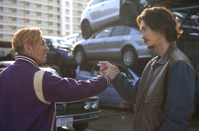 (左から)降谷建志、窪塚洋介(C)2017「アリーキャット」製作委員会