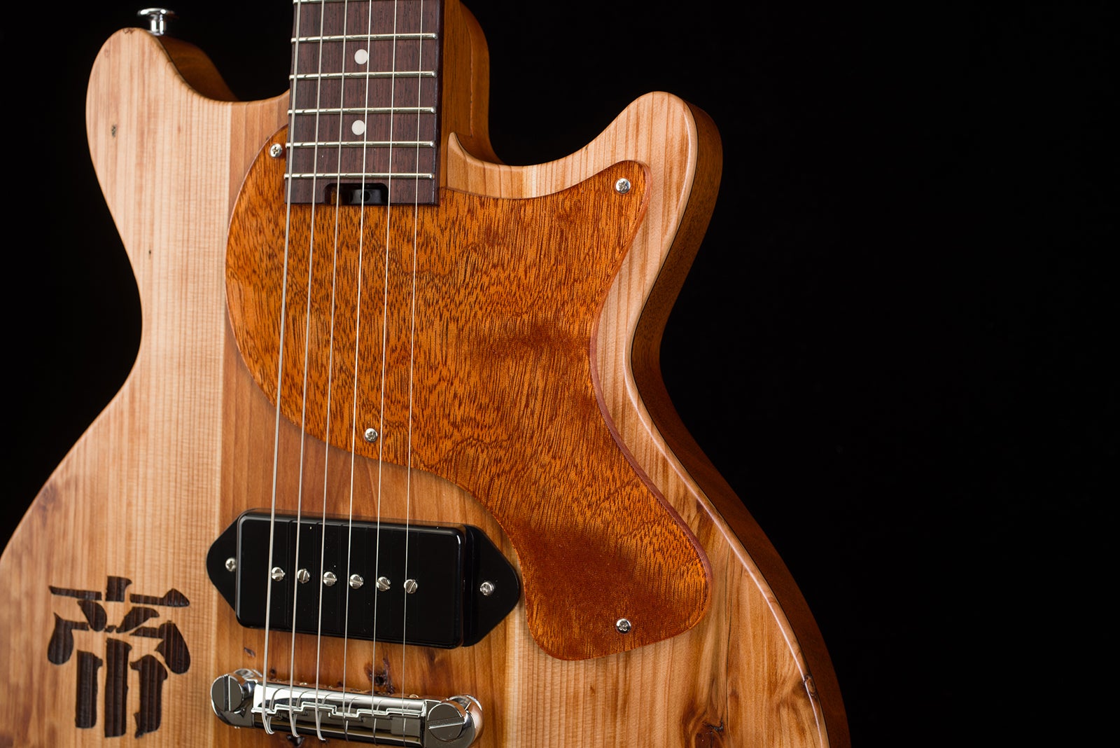 「帝劇オリジナルギター」商品画像（イメージ）（提供写真）