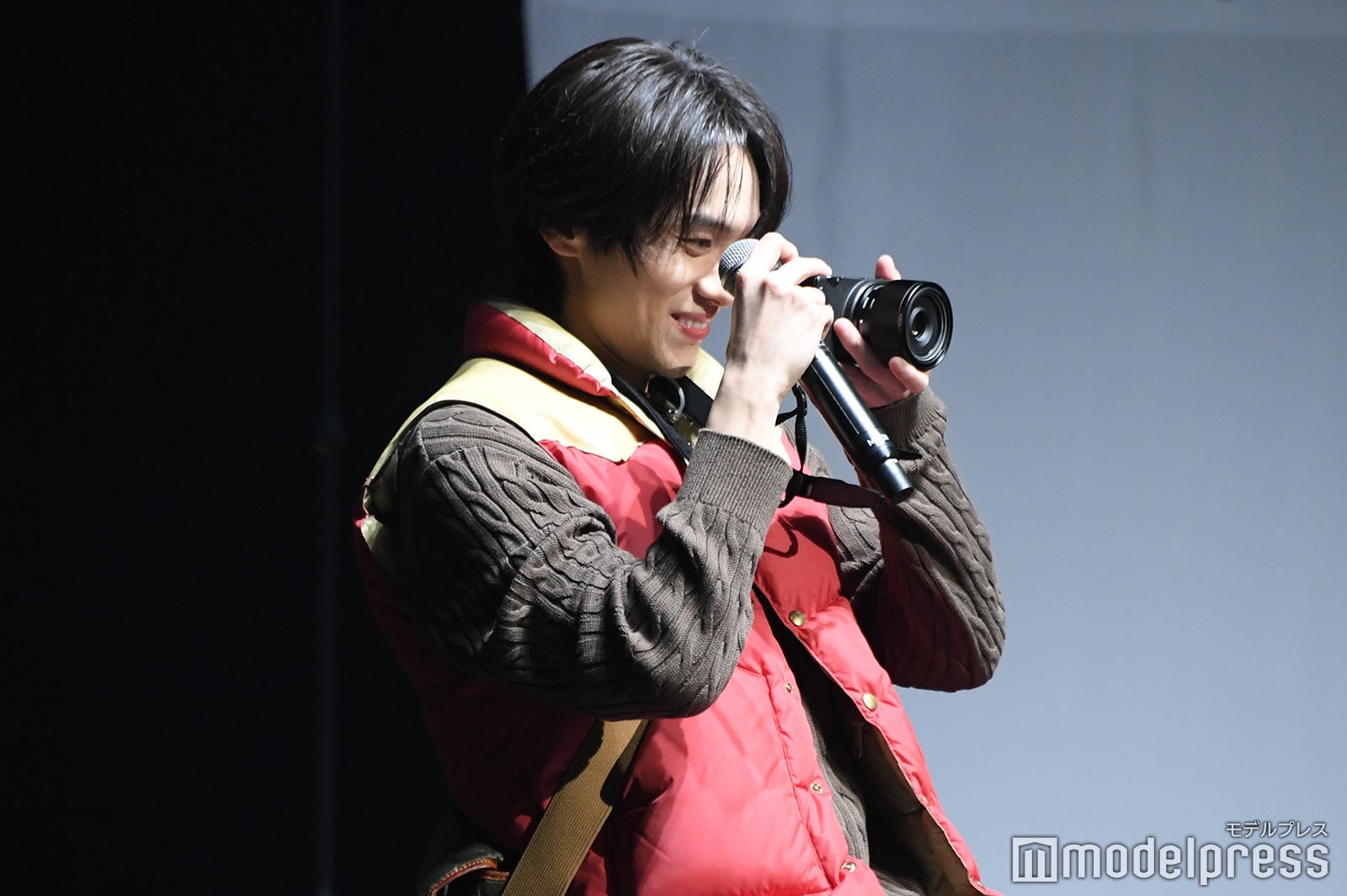 homieをカメラに収める山下幸輝（C）モデルプレス