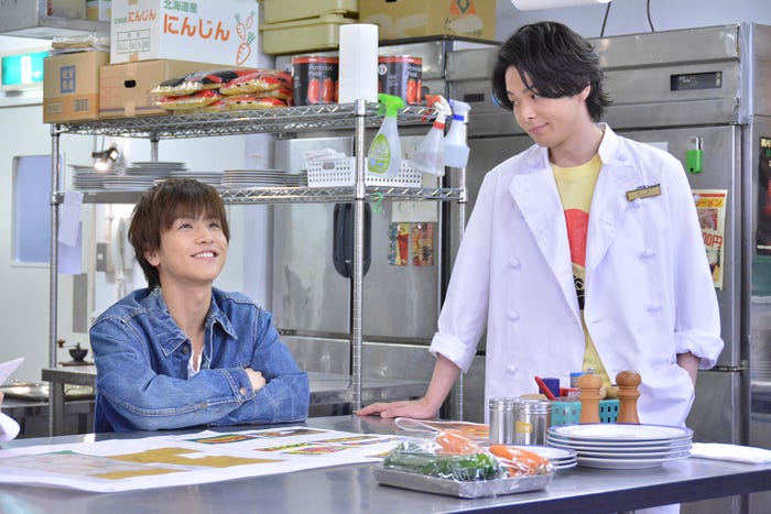 岩田剛典、中村倫也/「崖っぷちホテル!」第9話より(C)日本テレビ