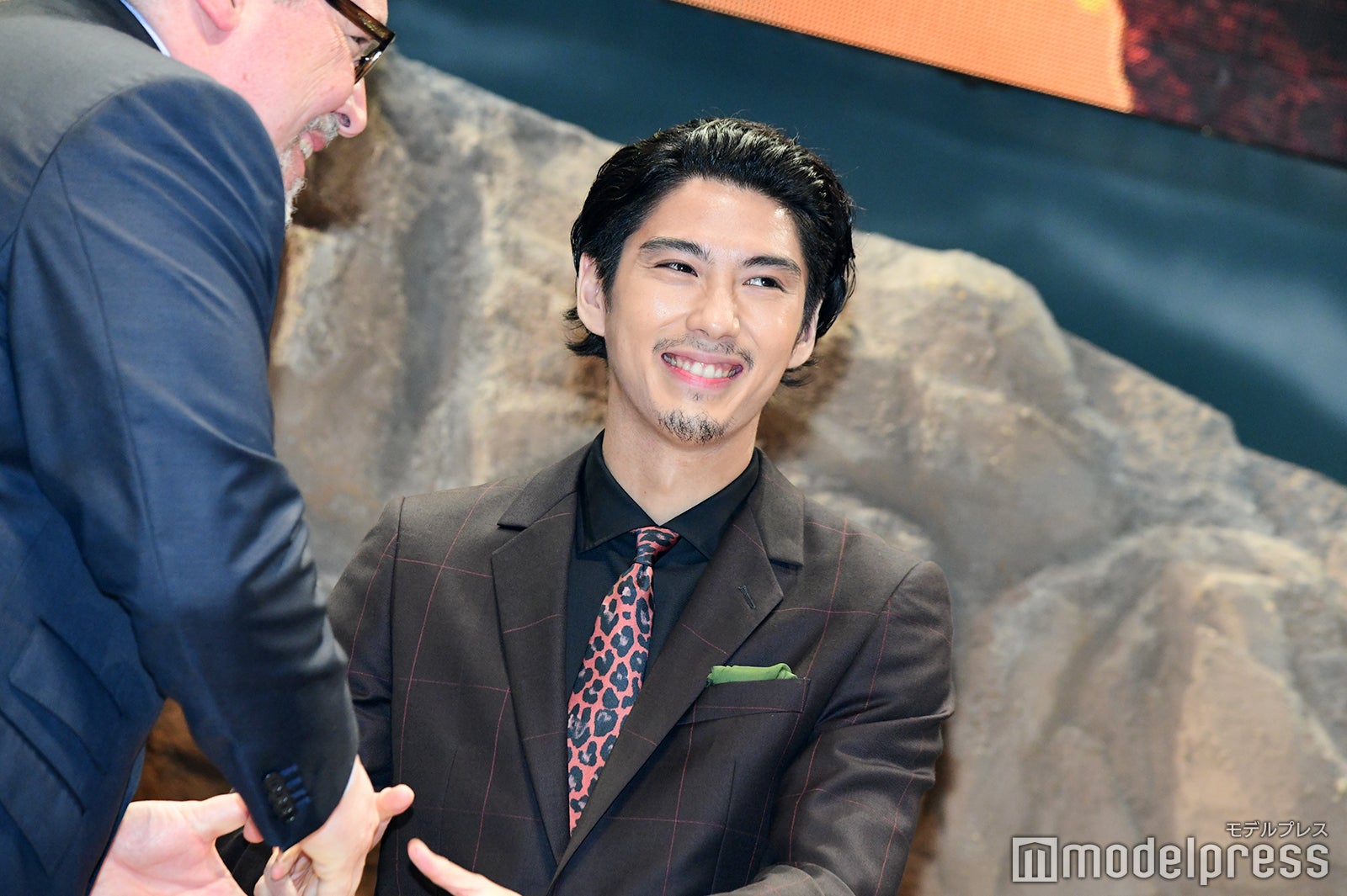 監督と握手する賀来賢人 （C）モデルプレス