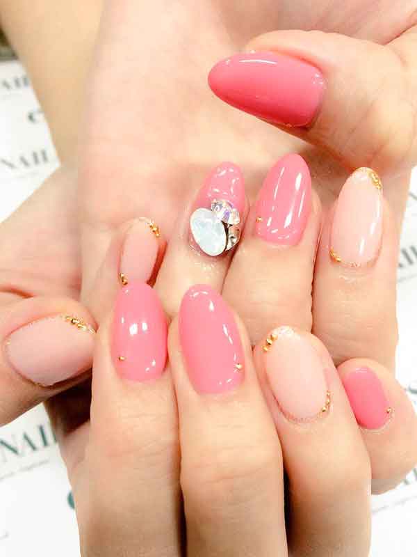 大人可愛いサーモンピンク/画像提供:esNAIL