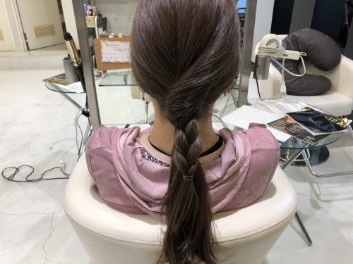 ねじるようにしてからみつかせ、ワックスなどで押さえます。