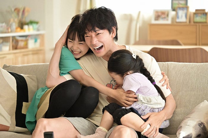 (左から)稲垣来泉、綾野剛、泉谷星奈/「オールドルーキー」第1話より(C)TBS