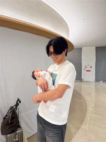 サッカー日本代表・上田綺世、4月誕生の我が子にメロメロ「そっくりだぁ」「癒し写真すぎる」