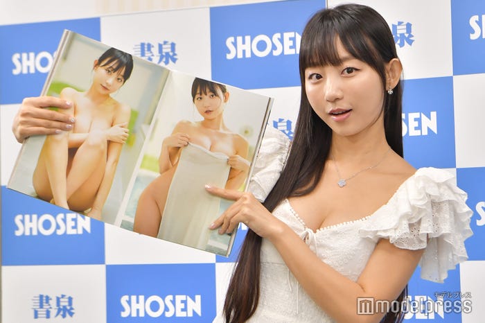 お気に入りカットを披露するピョ・ウンジ(C)モデルプレス