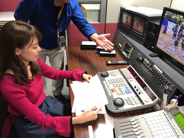 オンエア前の打ち合わせ、原稿の読み合わせはしっかりと行います。（提供写真）