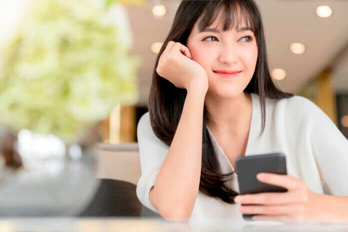 気付かない男性が意外と多い…！ 女性が見せる「好意があるサイン」9つ