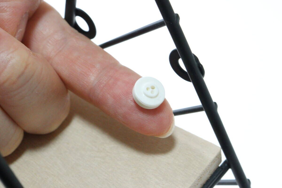 ダイソーのスチール壁掛けインテリア収納（木製棚、三角形）フック穴