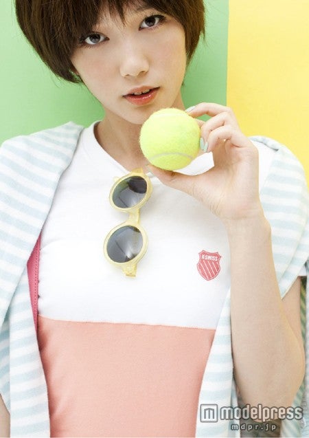 本田翼、キュートなマリンスタイルで美脚披露　人気ブランドのアイコンに抜擢