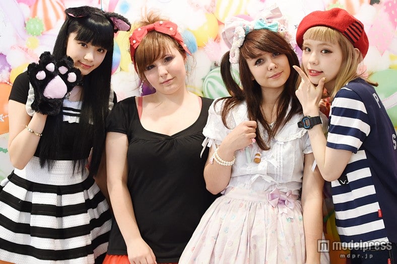 人気モデルのゆら（左）、瀬戸あゆみ（右）と記念撮影／「FUJIFILM」ブース