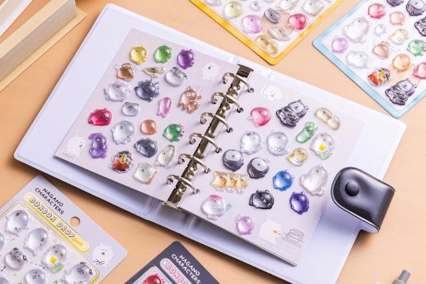 かわいすぎ！ ちいかわ作者・ナガノが描く「ナガノキャラクターズ」のボンボンドロップシール＆シール帳が登場