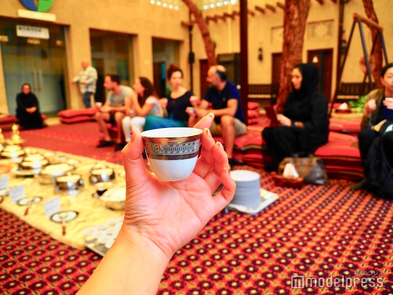 アラビックコーヒーは小さいカップで飲むのが基本（C）モデルプレス