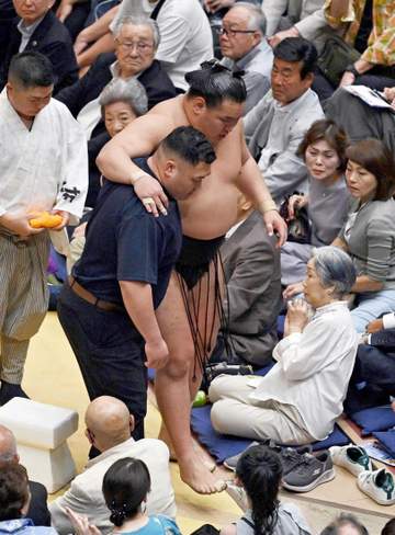 豊昇龍 高安に敗れ右太もも裏負傷か 一人横綱がいきなり休場危機 足を引きずりながらも土俵に一礼 車いすで診療所直行