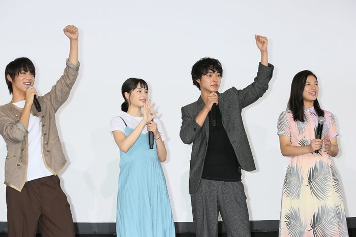 (左から)中川大志、広瀬すず、山崎賢人、石井杏奈