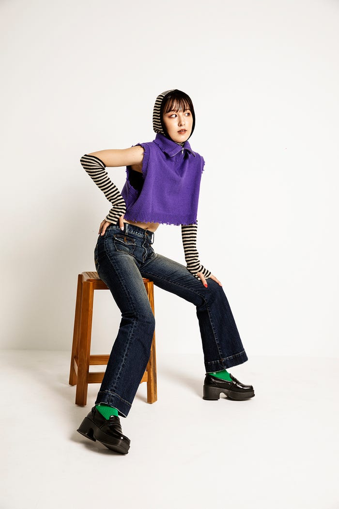 定番デニムはシルエットと小物でアップデート (提供写真)