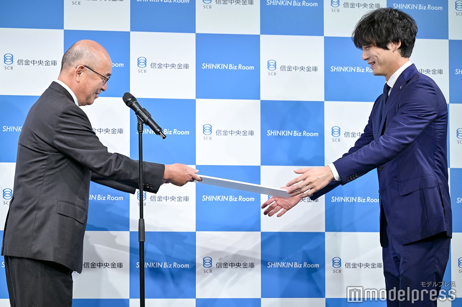 （右）坂口健太郎（C）モデルプレス