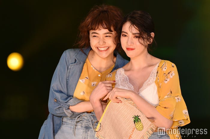 松井愛莉&三吉彩花(C)モデルプレス