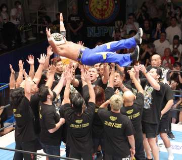 4代目タイガーマスク 万感の引退試合 31年間マスク貫いた「私は人に恵まれた。ありがとうございました」