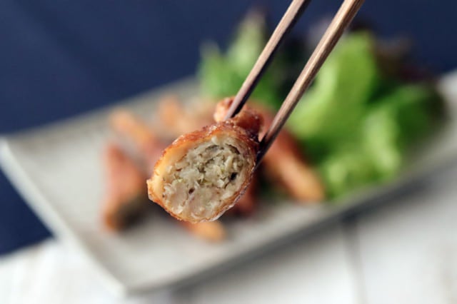 鶏皮ぎょうざを揚げた時の中身