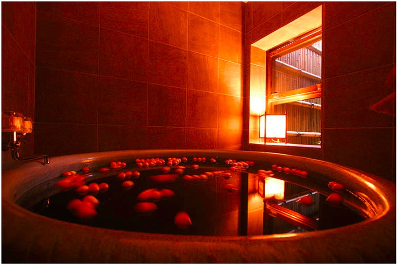 ひのきボールを浮かべた信楽焼のお風呂／「nao炬乃座 五条大宮邸」オフィシャルサイトより