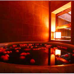 ひのきボールを浮かべた信楽焼のお風呂/「nao炬乃座 五条大宮邸」オフィシャルサイトより