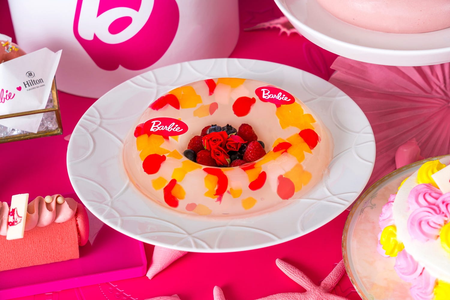 “バービー”スイーツビュッフェ、ヒルトン福岡シーホークで 夏を感じるパイやケーキなど約20種