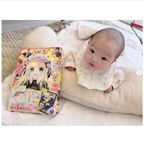 「我が家が漫画化されましたぁ〜っ」辻希美、『コロちゃお』に興味津々な次女の姿を公開