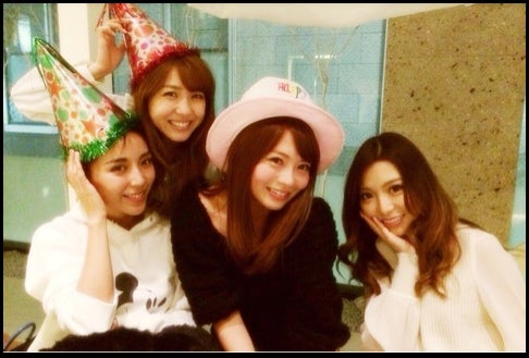 鈴木あやバースデーの様子（左から）細井宏美、寿るい、鈴木あや、宍倉佳奈江／鈴木あやオフィシャルブログ（Ameba）より