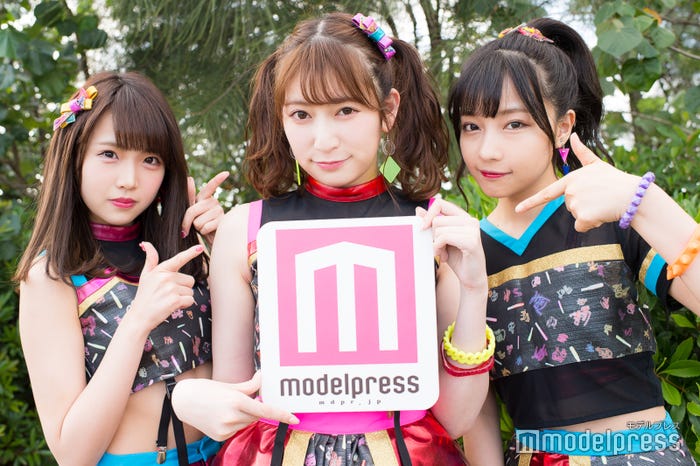モデルプレスのインタビューに応じた植村梓、吉田朱里、村瀬紗英(C)モデルプレス