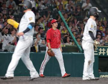 広島 野間が痛恨の後逸で一挙3失点 打者走者の佐藤輝までも生還 敵地に阪神ファンの大歓声響く 床田は悪夢の5回5失点KO