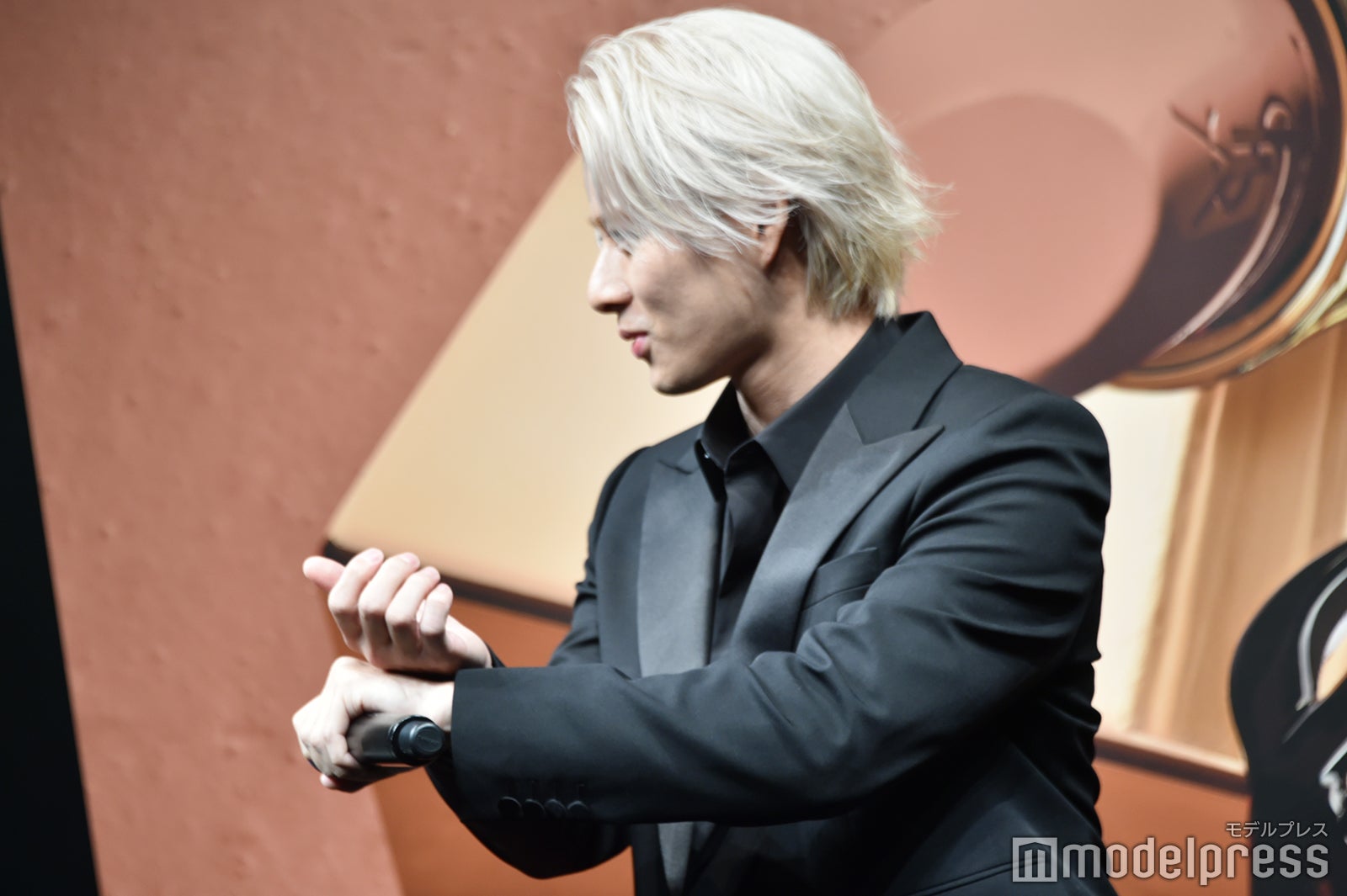 香水は手の甲につける派の平野紫耀（C）モデルプレス