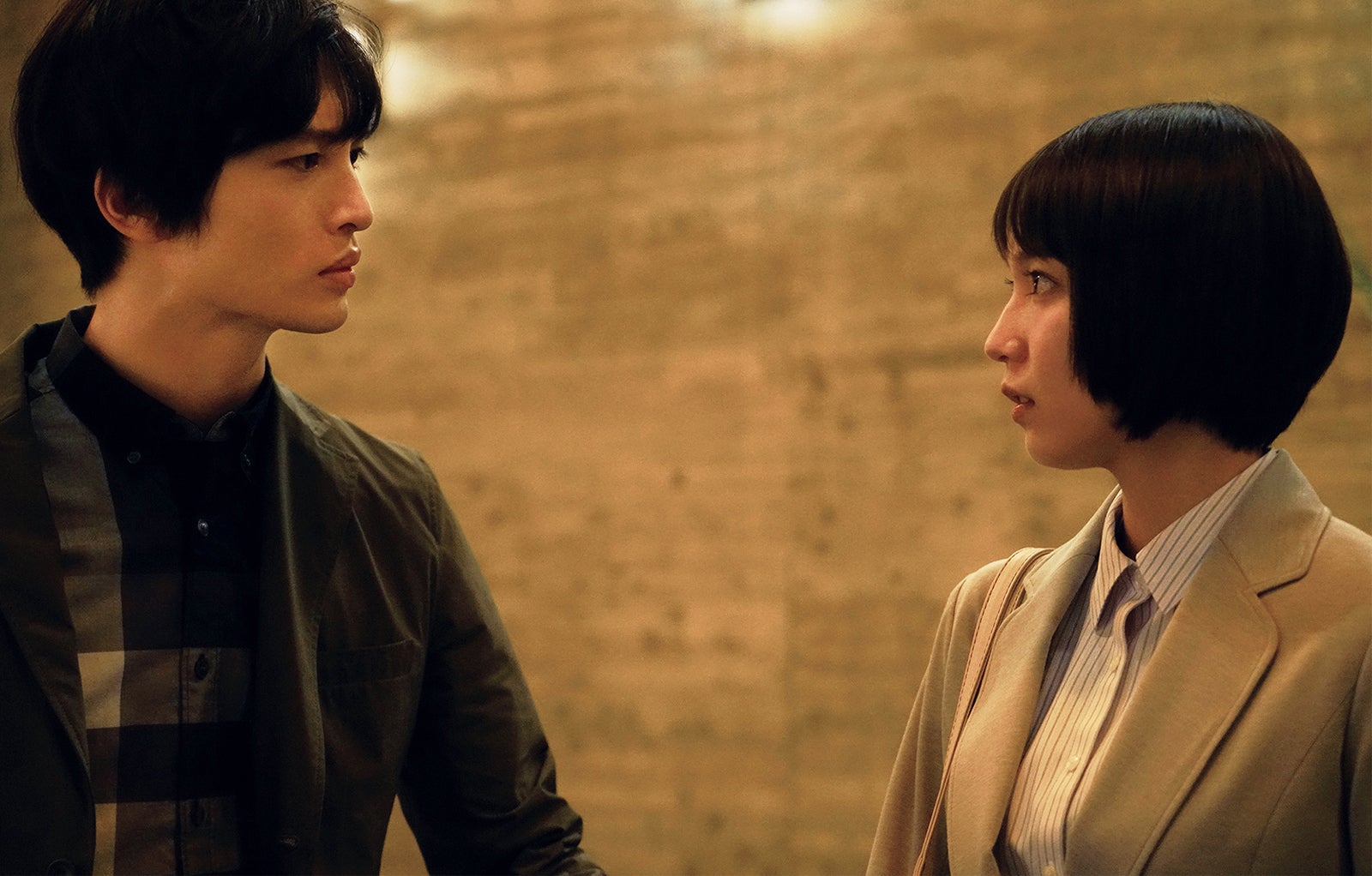 玉森裕太、吉岡里帆（C）2019「パラレルワールド・ラブストーリー」製作委員会（C）東野圭吾／講談社