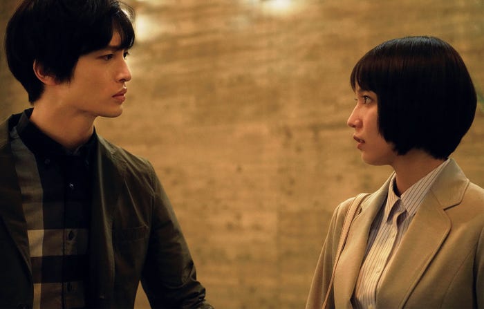 玉森裕太、吉岡里帆(C)2019「パラレルワールド・ラブストーリー」製作委員会(C)東野圭吾/講談社