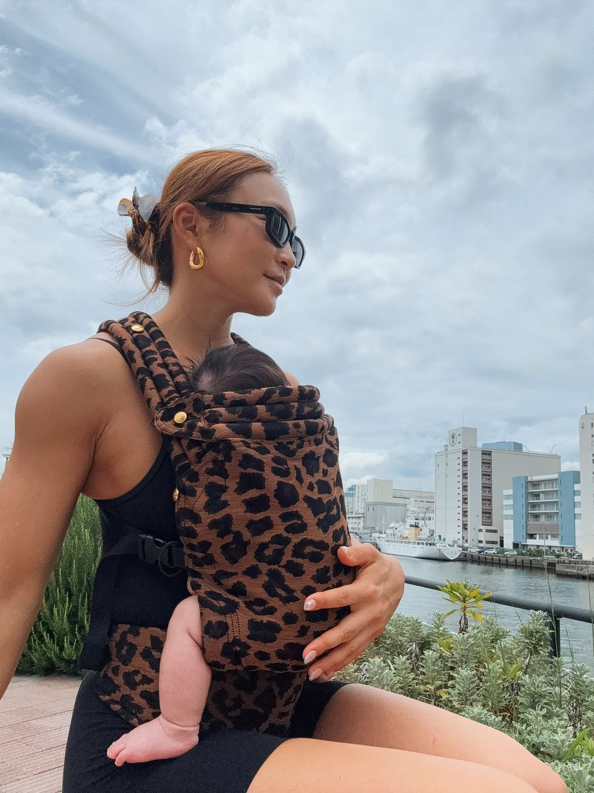フィットネストレーナー・AYA、豹柄の抱っこ紐コーデ公開「いつもおしゃれ」