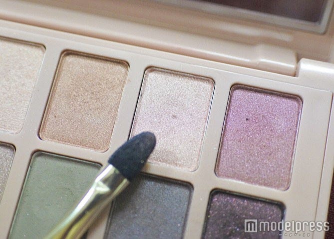 パール感のあるピンクベージュで目元をパッと明るく/写真・MAKO(C)モデルプレス