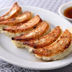こだわり抜かれた「餃子」に餃子好き芸人も感動! 中目黒で30年以上続く、愛され町中華『宝来』