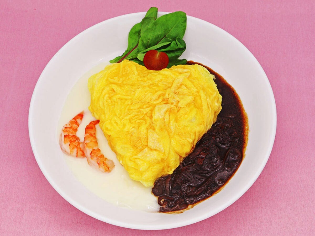 「恋人たちの愛がけオムライス」1250円は、左に海老のホワイトソース、右に牛肉のハヤシと、2種のソースをあいがけにしたメニューです