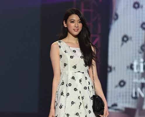 三吉彩花、白肌スラリ美脚を披露 投げキッスで観客虜に<神戸コレクション2015S/S>