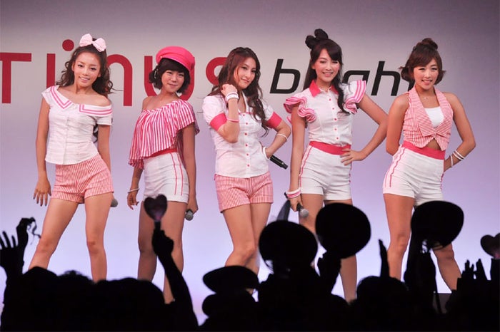 Kara キュートな衣装で新曲披露 500人のファンをメロメロに モデルプレス Kara キュートな衣装で新曲披露 500人のファンをメロメロに モデルプレス
