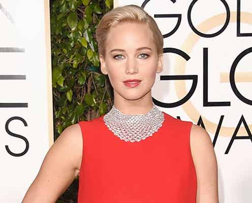 ジェニファー・ローレンス、華やかドレスで「ゴールデン・グローブ賞」女優賞を受賞