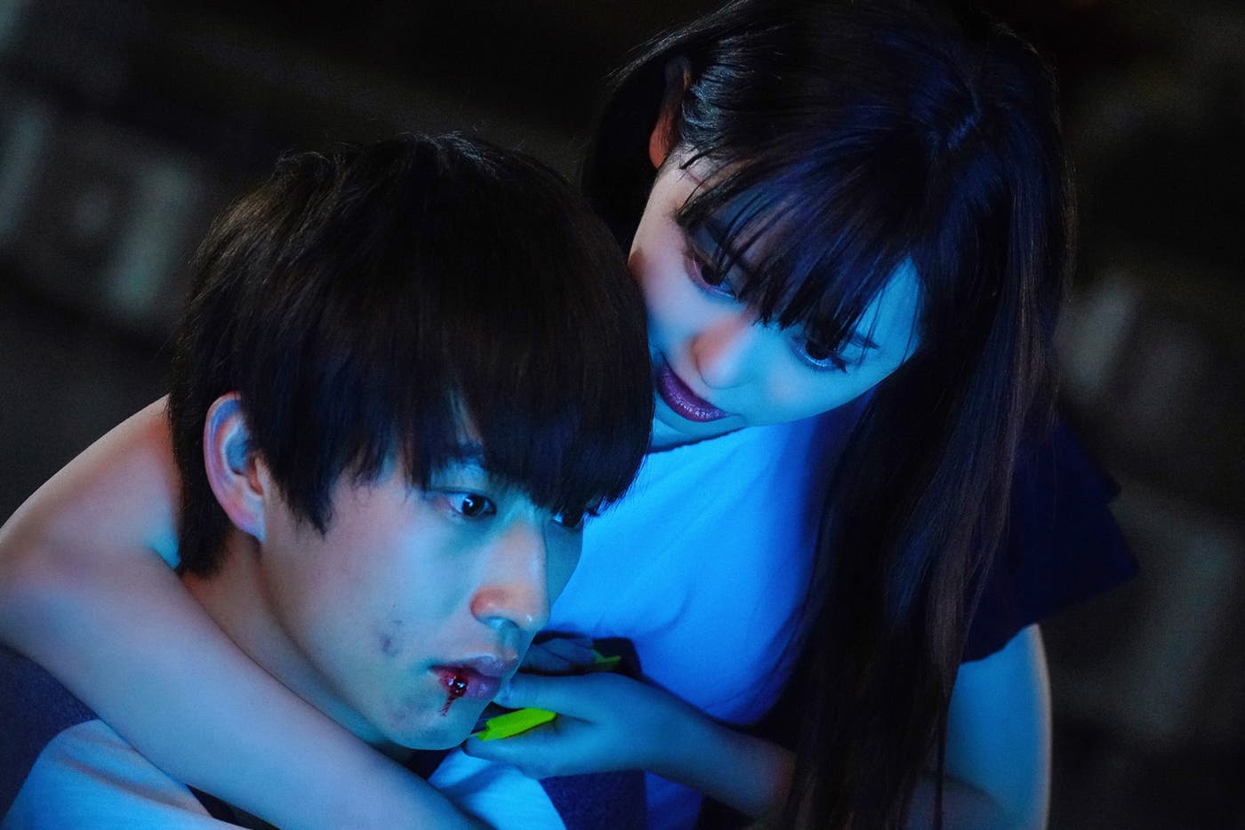 杉野遥亮、福原遥(C)2019「羊とオオカミの恋と殺人」製作委員会(C)裸村/講談社