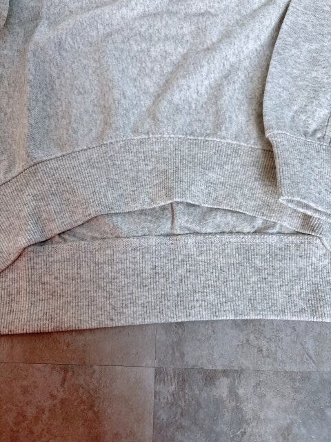 coca　ビッグシルエットロングTシャツ　ライトグレー　前後差があり、前が短め丈になっている