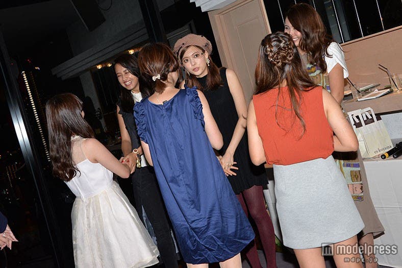 モデルたち一人ひとりと握手