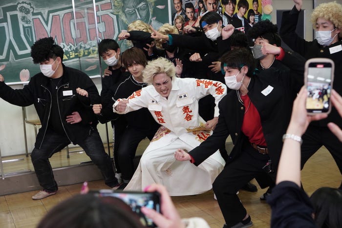 高校生たちとポーズを決める神尾楓珠、間宮祥太朗 (C)フジテレビ