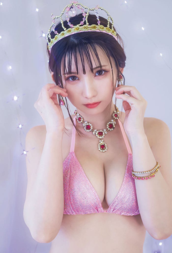 えなこ(C)桑島智輝/集英社