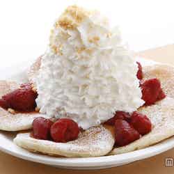「Eggs 'n Things」の「ストロベリーホイップクリームとマカデミアナッツパンケーキ」¥1,100