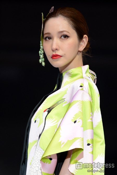 藤井リナ、圧巻美脚で魅了　キュートなウエディング姿も披露