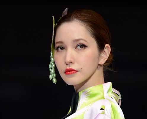 藤井リナ、圧巻美脚で魅了 キュートなウエディング姿も披露
