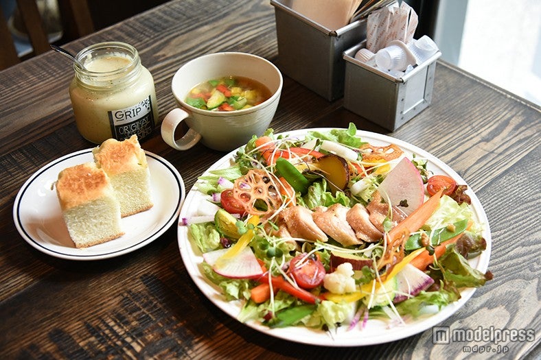 「GRIP TAVERN」／ボリューム満点のサラダにスープ、フォカッチャ、ドリンクがセットになった「ローストチキンの無農薬サラダランチ」￥1，100